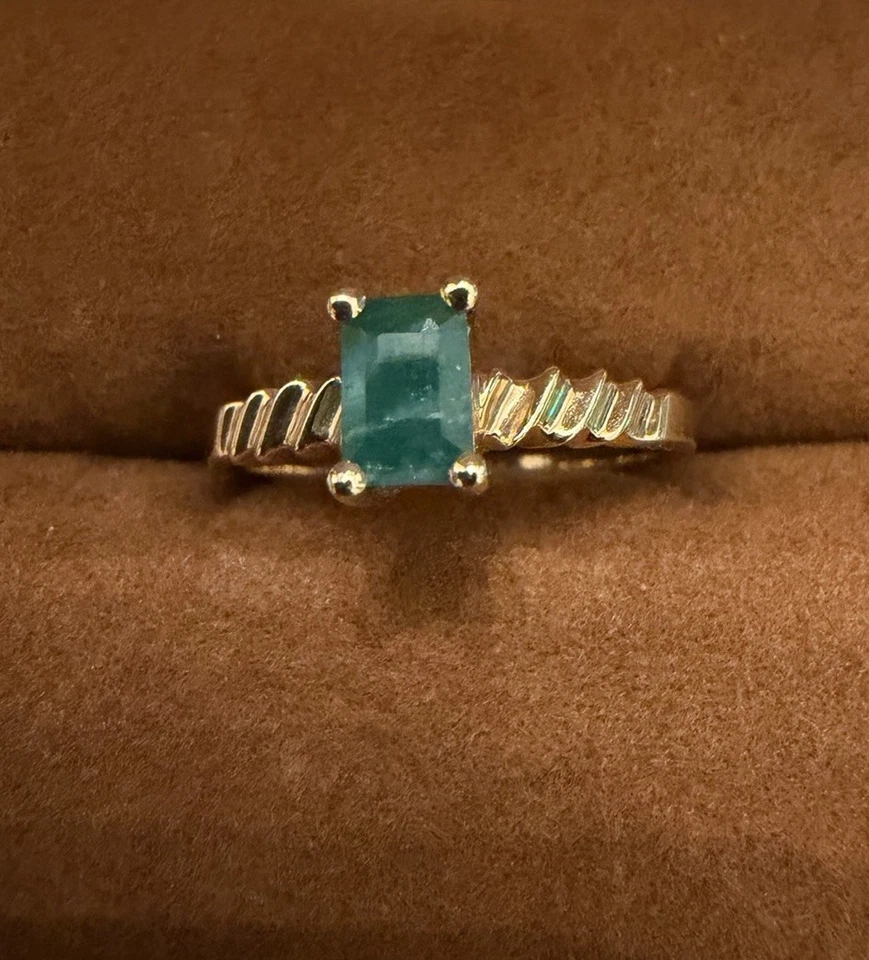 Precioso oro amarillo 10K y esmeralda (?) Anillo tamaño 6,75 aprox 2,2 g peso total Foto 1 de 4