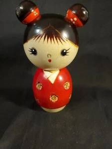 Charming Mujaki Kokeshi Doll Hand Crafted by Usaburo - Imagen 1 de 12