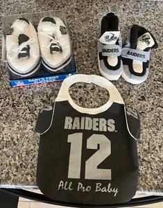 RAIDERS BABY ITEMS, 2 PAIRS OF RAIDERS SLIPPERS, RAIDERS #12 BIB "ALL PRO BABY" - Bild 1 von 9