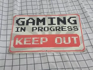 Insegna Latta Metallo Gaming In Progress Keep Out 12" X 7" Decorazione Parete Videogioco - Foto 1 di 2