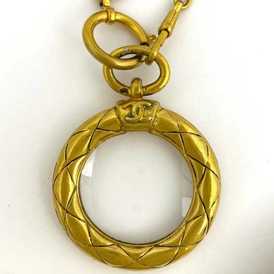 CHANEL Collares y Colgantes Marca Coco Lupa CC Cadena Larga Dorado con Caja Foto 1 de 4