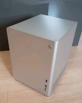 Lian Li PC-Q01 Mini-ITX-Gehäuse Alu silber  - Bild 1 von 4