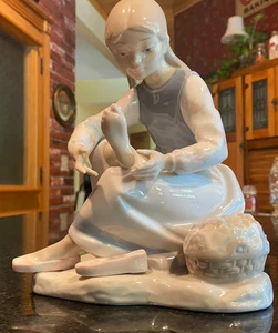 NAO by LLADRO~ "WASHING HER FEET" Porcelain Figurine #1014~Jose Puche 1981 - Picture 1 of 8