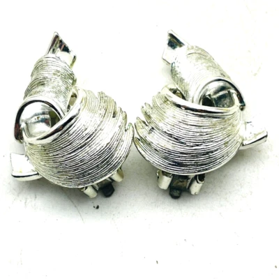 Pendientes de clip LISNER tono plata cintas enrolladas texturizadas ropa de trabajo profesional Foto 1 de 4