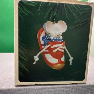 Hallmark Keepsake Miniatura 1998 Adorno de Navidad "Zapatilla Ratón" - Imagen 1 de 6