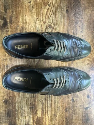 Zapatos de vestir Oxford de cuero verde y negro con broguing FENDI para hombre Foto 1 de 4