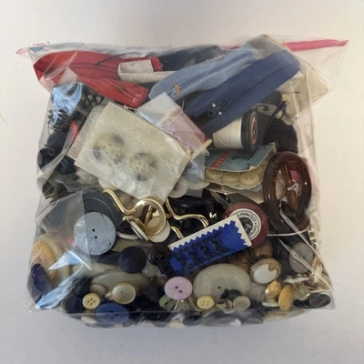 Ca. 1,3kg An Knöpfen, Nadeln, Fäden, Nähzubehör, Schnallen, Verschlüsse Konvolut - Bild 1 von 4