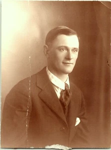 Henry Collins Mann in Anzug & Krawatte Sepia Foto - Bild 1 von 2
