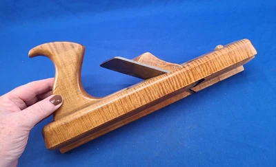 Hermoso avión de moldeo de madera elevador de panel de arce de tigre Leon Robbins Foto 1 de 4