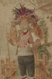 Foto CdV - Cazador traje tradicional con trofeos + alabarda - maíz superior - Merano - 1890? - Imagen 1 de 7