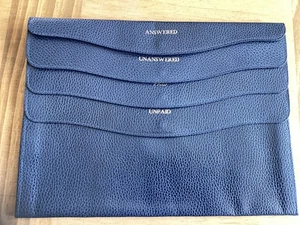 Smythson of Bond Street Grande Cuero Archivo/Organizador Negro/Azul Oscuro. - Imagen 1 de 9