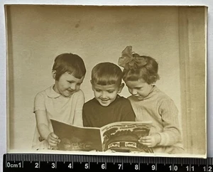 altes Foto niedliche Kinder, Jungen und Mädchen lesen ein Kinderbuch/Zeitschrift - Bild 1 von 3