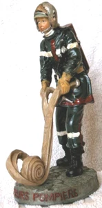 Sapeurs pompiers - STATUETTE POMPIER ET TUYAU 17 cm de H N° 125 - Picture 1 of 1