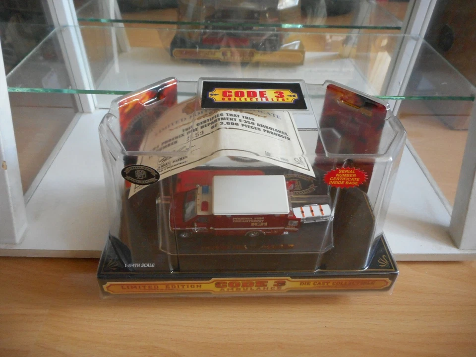 Code 3 2000 Ambulance Ford Phonix Fire Department en rouge au 1:64 en boite - Photo 1/3