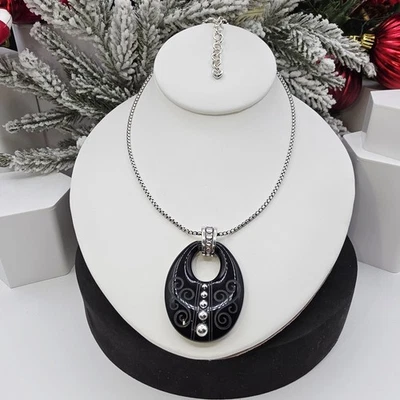 Collar Colgante Rollo Ovalado Esmalte Negro Brighton Tono Plata Ajustable 18" Foto 1 de 4