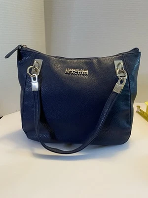 Bolso de Mano Kenneth Cole Reaction Estilo Cartera Color Azul Marino Herrajes Plateados. Foto 1 de 4