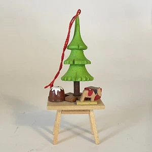 Adorno de Navidad de madera pintada Vtg Hirschmann con árbol y juguetes en mesa de 4" - Imagen 1 de 8