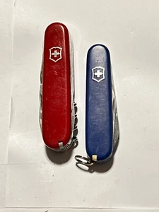 Lot of 2 Victorinox Swiss Army knives - Recruit - Climber - Picture 1 of 11