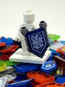 Lego Nexo Knights Large Flat Silver Shield with 5 Random Shield Covers - Picture 1 of 2