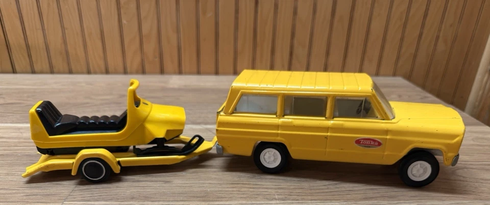 老式 TONKA Jeep Wagoneer 带拖车及雪地摩托车压钢 — 第 1/4 张图片