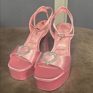 Barbie X ALDO Colección Rosa Satén Plataforma Corazón Sandalia Bloque Tacón 9 NUEVO - Imagen 1 de 16