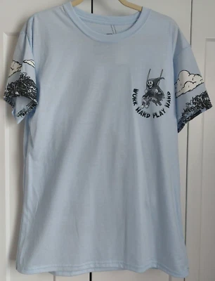Camiseta masculina Fresh Laundry azul esqueleto da morte trabalho duro jogar duro G nova com etiquetas - Imagem 1 de 4