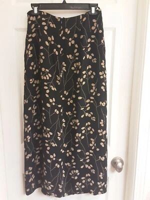 Falda Banana Republic, Para Mujer 8 De Colección Rayón, Negra con Flores Beige, Nueva Con Etiquetas $98 Foto 1 de 4