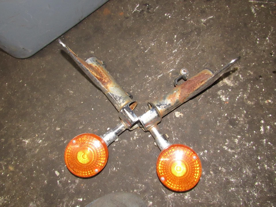 1981 honda cx500 c передние поворотники слева направо и кронштейны фар - Изображение 1 из 1