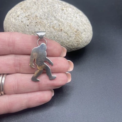 Colgante Bigfoot Sasquatch de plata esterlina hecho a mano con dije para collar #B133 Foto 1 de 4
