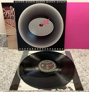Queen – Jazz ; 1978 LP EMBOSSED COVER W/POSTER NEAR EX - Foto 1 di 6