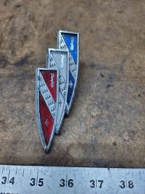 Skylark Special Sport Wagon 1968 parrilla emblema parrilla de tres escudos 68 OEM Foto 1 de 4