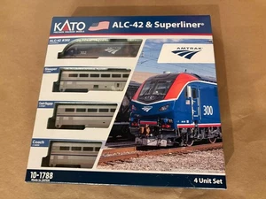Scala N - Kato 101-788 Amtrak ALC-42 Loco & 3 Superliner Car Set (Nuovo) - Foto 1 di 2