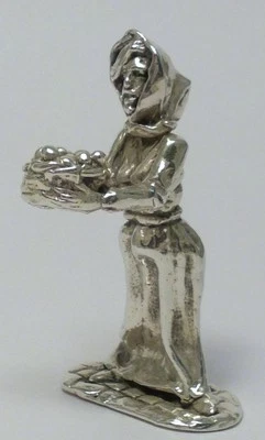 Estatuilla victoriana vintage de plata esterlina fundida vendedor de frutas - H/M 1976 (26 g) Foto 1 de 4