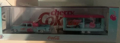 Camión de Coca-Cola Cherry Machines Cheyenne 1973 y Chevrolet Camaro IROC-Z TW40 1985 M2 Machines Foto 1 de 2