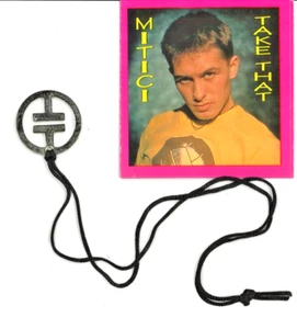 TAKE THAT PICCOLA PUBBLICAZIONE CON COLLANA SIMBOLO DEL COMPLESSO - VINTAGE - Foto 1 di 3