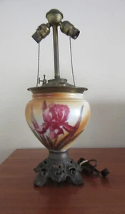 ANTIQUE CONVERTED BRASS VICTORIAN PARLOR OIL LAMP W/FLORAL GLOBE - WORKS - Picture 1 of 8