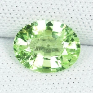 1.65 ct LUSTROUS UNUSUAL  - NATURAL PERIDOT GEMSTONE - Oval See Vdo RD DL - Picture 1 of 3