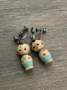 Pendientes colgantes vintage japoneses de muñeca KOKESHI atornillados pintados a mano de madera - Imagen 1 de 2