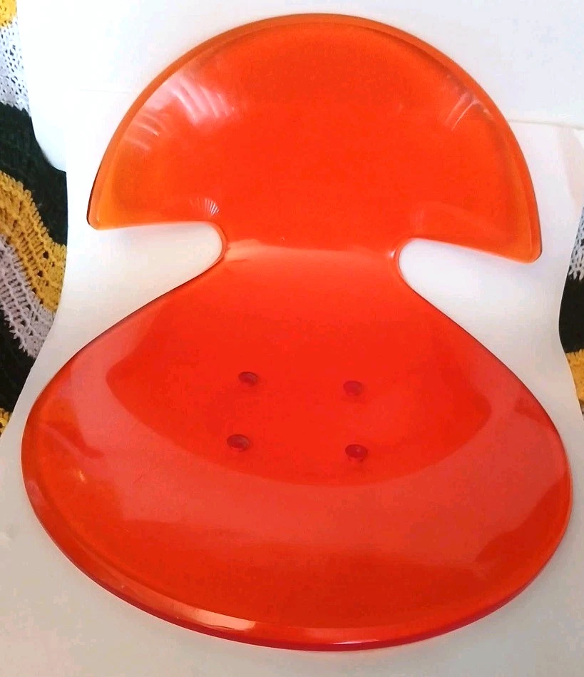 Asiento de silla de acrílico rojo-naranja translúcido forma escultórica inspirado en mediados de siglo Foto 1 de 3