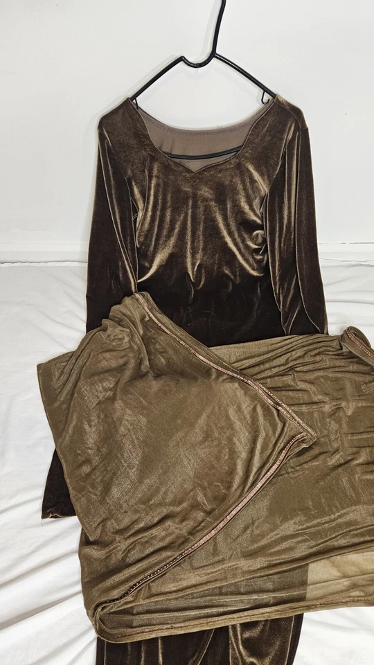 Pakistani Shalwar Kameez  - Image 1 of 4