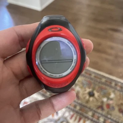 Reloj digital retro Oakley D1 con bisel rojo y correa de silicona negra Foto 1 de 4