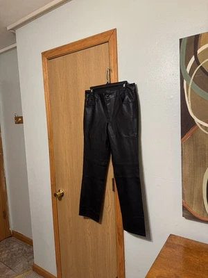 Pantalones Ann Taylor Factory Talla 6 Negro Sólido Tiro Medio Pierna Recta Imitación Cuero Foto 1 de 4