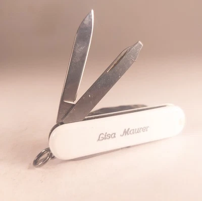 Navaja Suiza Victorinox 58mm Clásica SD Blanca Caída Nieve LISA MAUER Logo Foto 1 de 4