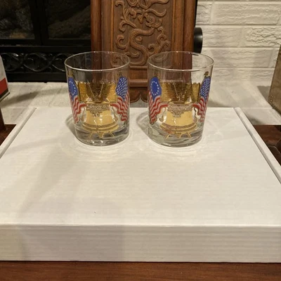 Juego de 2 vasos de whisky Lowball firmados por Georges Briard Liberty Bell con banderas Foto 1 de 4