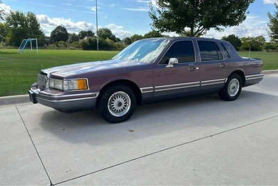 1994 Lincoln Town Car SIGNATURE - Image 1 of 4