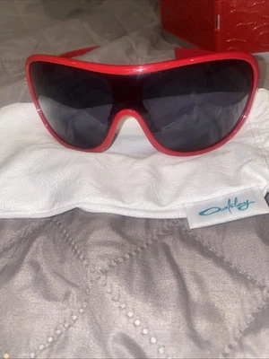 Óculos de sol Oakley Pampered Vino (vermelho) degradê OO9160-03 - Imagem 1 de 4