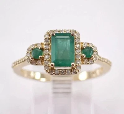 Anillo de compromiso para mujer enchapado en oro amarillo de 14K corte esmeralda simulado corte esmeralda de 2 quilates Foto 1 de 4