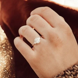 Anillo de compromiso de oro amarillo de 18 k cultivado en laboratorio corte ovalado diamante 1,80 quilates certificado IGI - Imagen 1 de 13