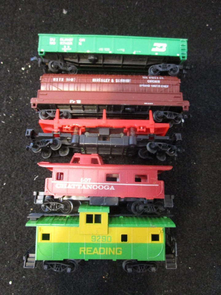Lot of 5 HO Scale Assorted Freight Cars (Gondola, Vinegar, Log Car, & Cabooses) - Image 1 of 1