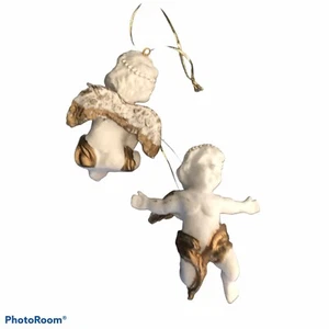 "Juego de 2 adornos Cherub Putti de cerámica blanca con resaltados dorados 2 3/4""X 2""" - Imagen 1 de 6